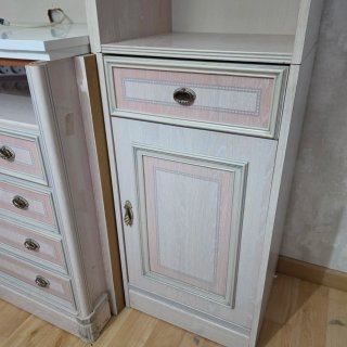 Mueble de comedor beige y rosa