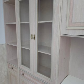 Mueble de comedor beige y rosa