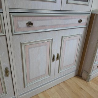 Mueble de comedor beige y rosa