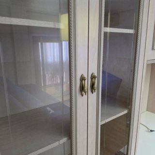 Mueble de comedor beige y rosa