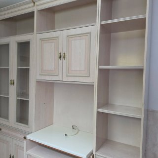 Mueble de comedor beige y rosa