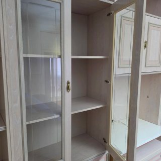 Mueble de comedor beige y rosa