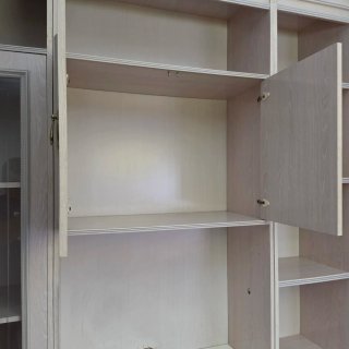Mueble de comedor beige y rosa