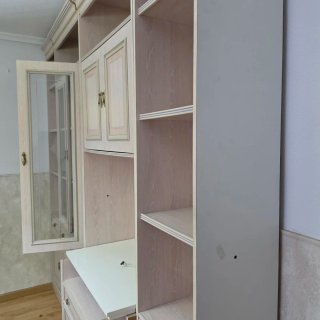 Mueble de comedor beige y rosa