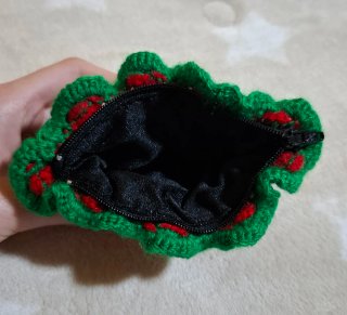 Cartera de fresas ganchillo hecho a mano