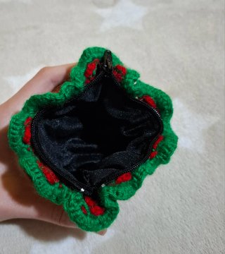 Cartera de fresas ganchillo hecho a mano