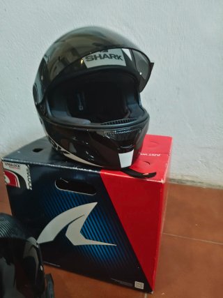 Casco de moto Shark negro y blanco 220 los dos