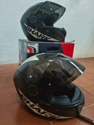 Casco de moto Shark negro y blanco 220 los dos