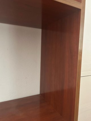 Escritorio de madera marrón