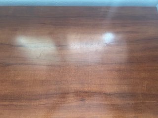Escritorio de madera marrón