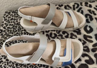 Sandalias cuña ART cuero beige y azules 38