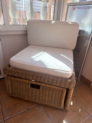 Sillón de mimbre con cojines beige