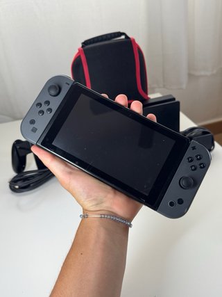 Nintendo Switch + Accesorios y Funda