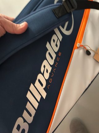Paletero Bullpadel Advance Azul y Blanco