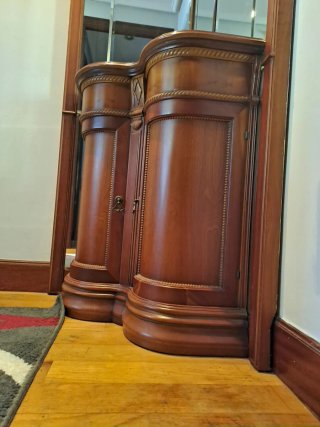 Mueble rústico de madera con espejo