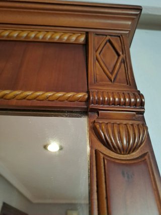 Mueble rústico de madera con espejo