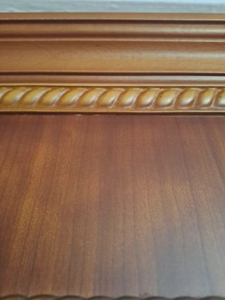 Mueble rústico de madera con espejo