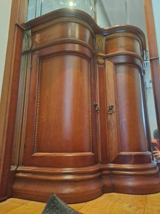 Mueble rústico de madera con espejo