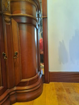 Mueble rústico de madera con espejo