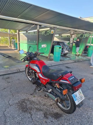 Kawasaki GPZ 400 Roja y Plata