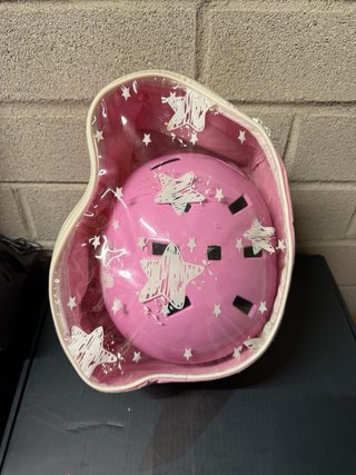 Casco y protecciones para patinar rosa