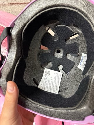 Casco y protecciones para patinar rosa
