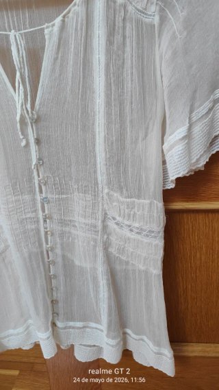 Blusa blanca con botones y volantes