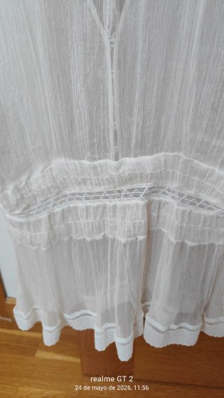 Blusa blanca con botones y volantes