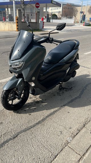 Yamaha NMAX 125 gris y negro