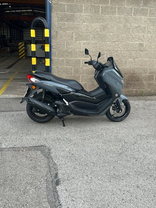 Yamaha NMAX 125 gris y negro