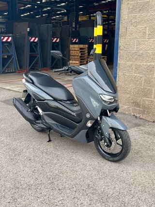 Yamaha NMAX 125 gris y negro