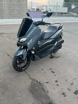 Yamaha NMAX 125 gris y negro