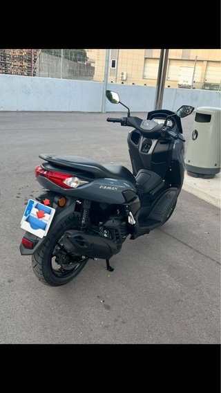 Yamaha NMAX 125 gris y negro