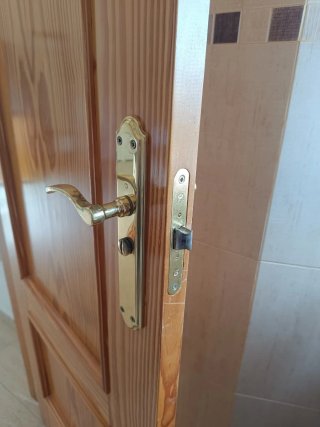 Puertas de pino barnizado para interior