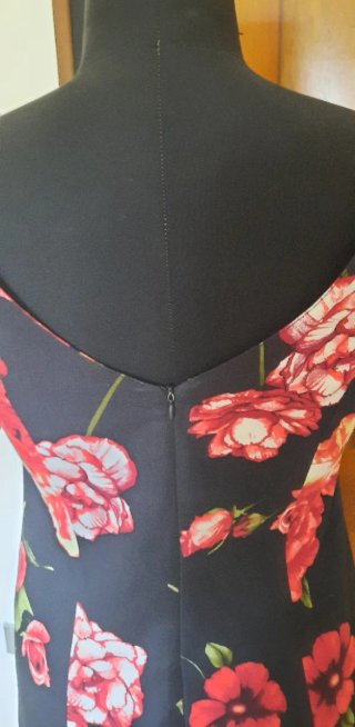 Vestito tubino donna nero con fiori rossi