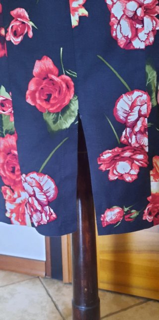 Vestito tubino donna nero con fiori rossi