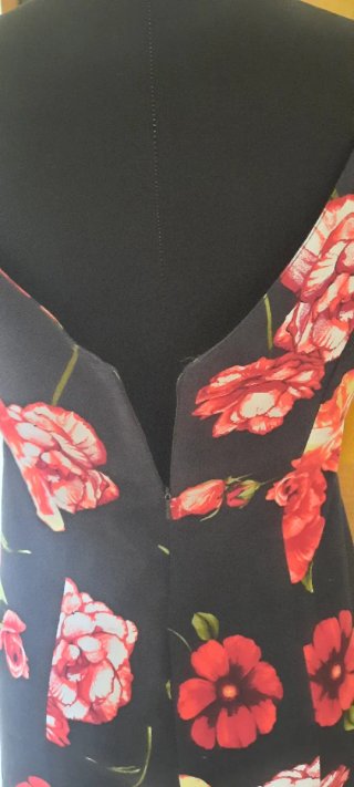 Vestito tubino donna nero con fiori rossi