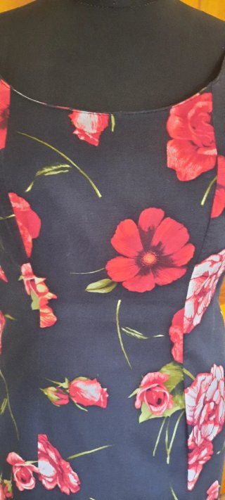 Vestito tubino donna nero con fiori rossi