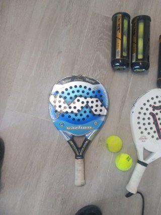 Raquetas de pádel y botes de bolas
