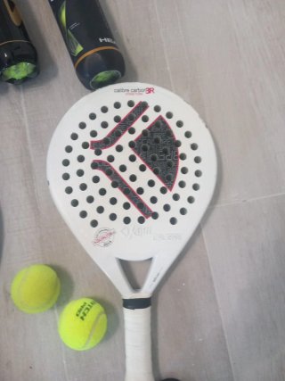 Raquetas de pádel y botes de bolas