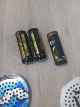 Raquetas de pádel y botes de bolas