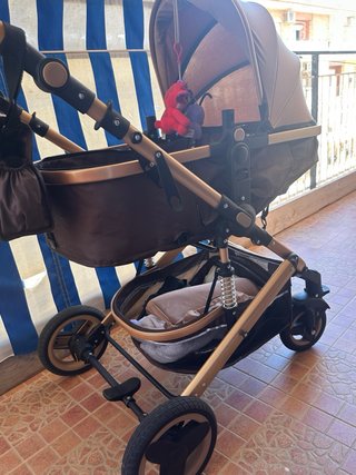 Cochecito de bebé marrón con estampado
