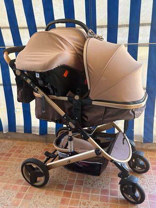Cochecito de bebé marrón con estampado