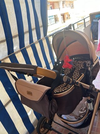 Cochecito de bebé marrón con estampado
