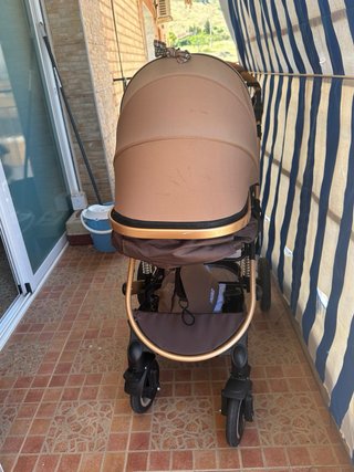 Cochecito de bebé marrón con estampado