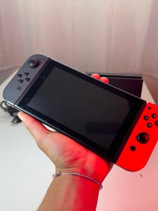Buen estado / Nintendo Switch con Accesorios