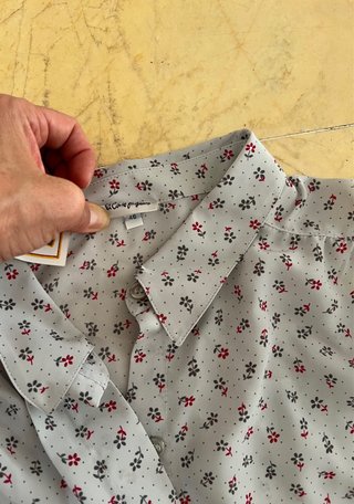Blusa estampada gris y roja talla 46