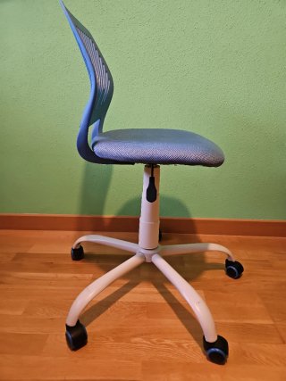 Silla de oficina azul y blanca