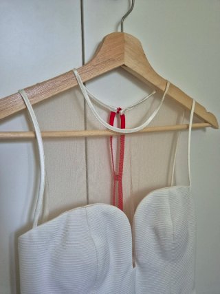 Vestido corto blanco con rosas rojas