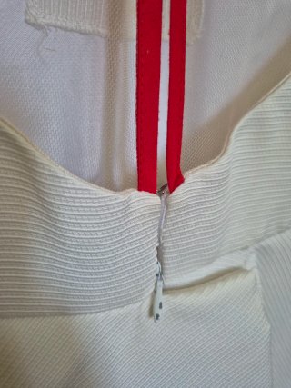Vestido corto blanco con rosas rojas